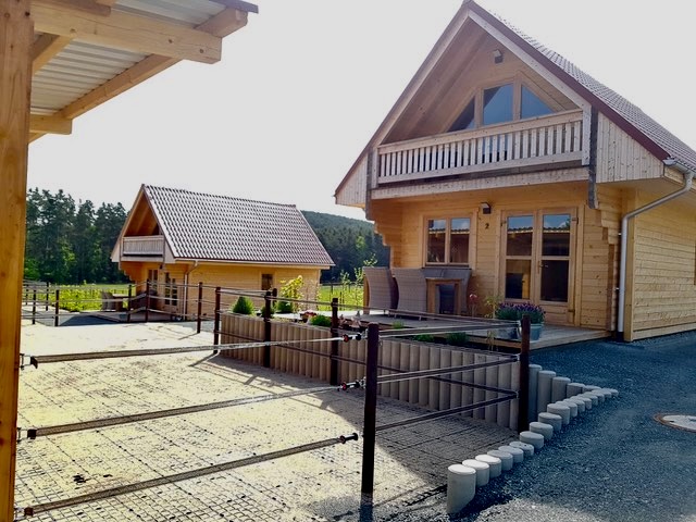 Holzhaus 02 – Mit Fass-Sauna und Whirlpool im Freien
